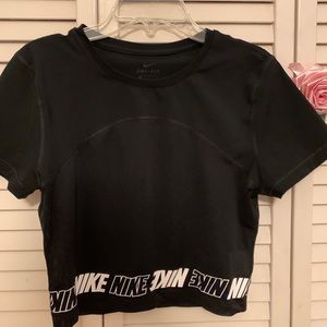 NIKE CROP TOP